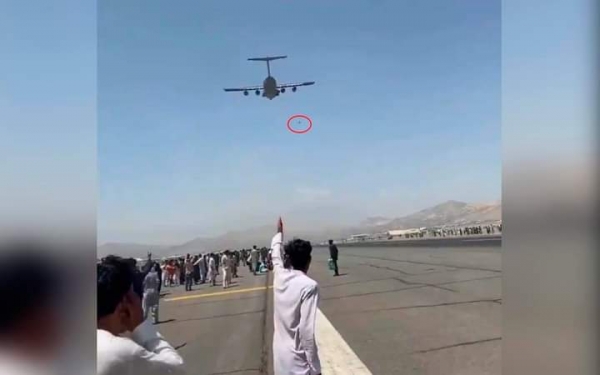 Caos en el aeropuerto de Kabul; reportan varios muertos por estampidas.