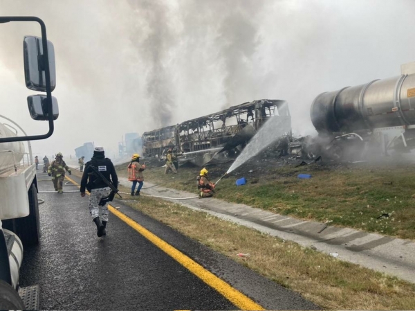 Autobús con aficionados de Monterrey choca y se incendia